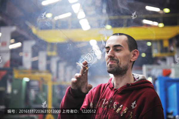 工業(yè)工人吸煙香煙
