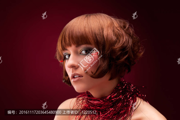 穿紅裙子的漂亮女孩