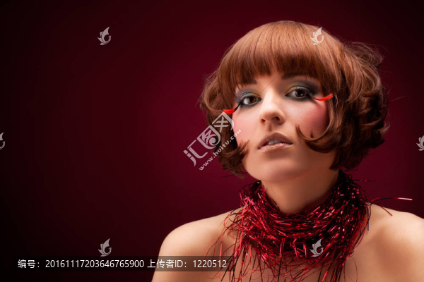 穿紅裙子的漂亮女孩