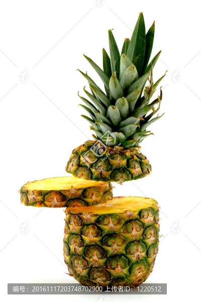 白色背景上的菠蘿和片