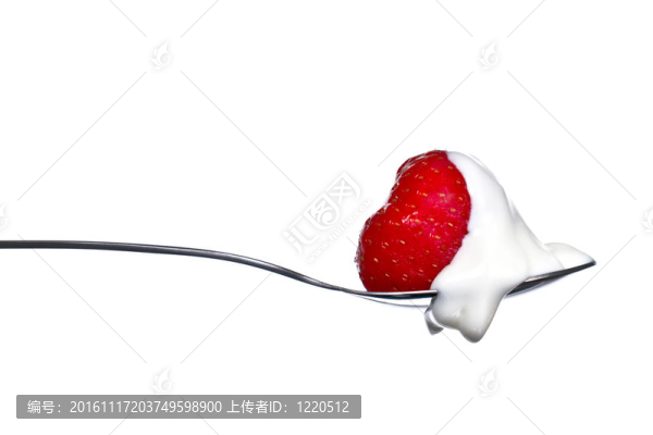 Strawberry和奶油在勺子