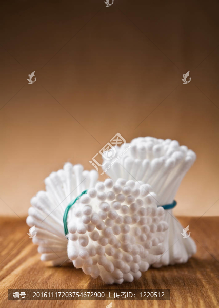 白色的棉拭子在木制的背景