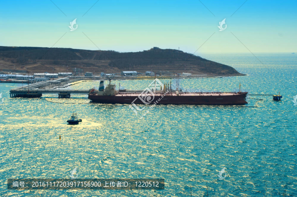 海上油輪裝載油-匯圖網(wǎng) www.fosd68.com 海上油輪裝載油