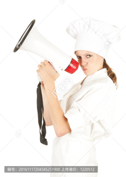 有吸引力的女人做飯用擴音器；白色背景