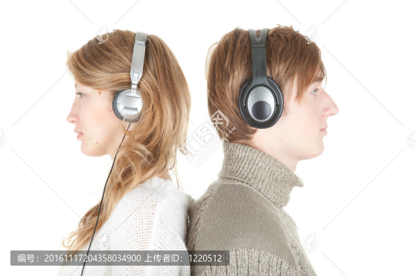 快樂的年輕夫婦在耳機聽音樂愉快；白色背景