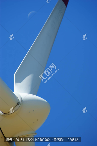 具有藍天和月亮的風力渦輪機安裝