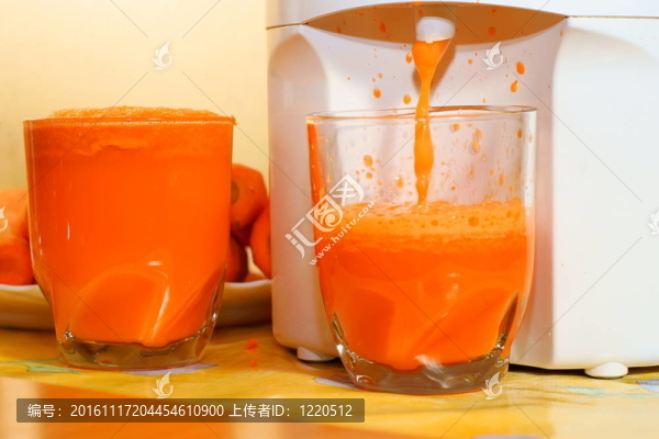 玻璃中的胡蘿卜汁；榨汁機(jī)