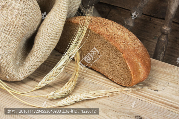 桌上的黑麥面包和玉米穗
