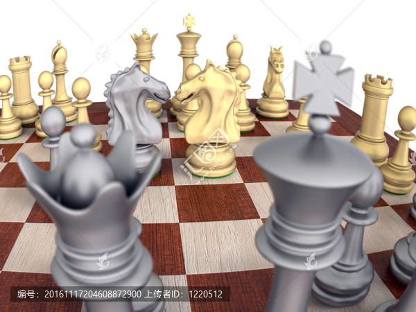 木板上的金屬象棋；騎士對抗。