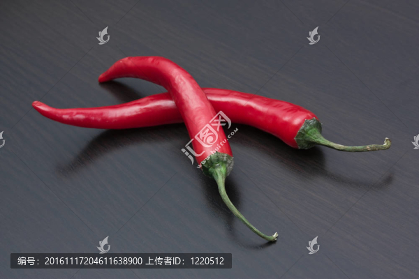 廚房桌子上的紅辣椒