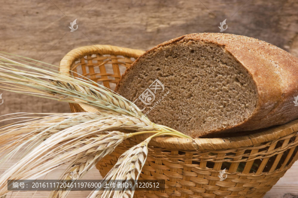 黑麥面包和玉米的耳朵在籃子里