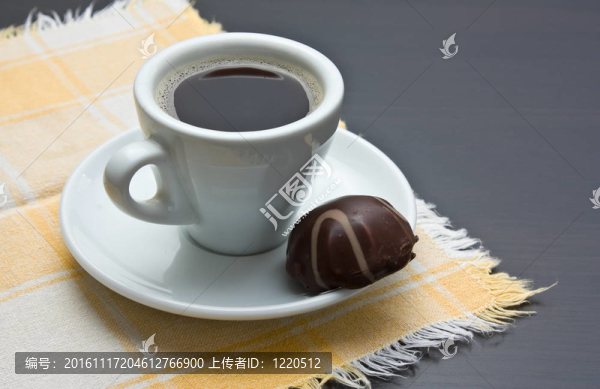 一杯咖啡和巧克力糖