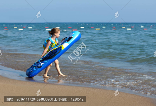 快樂(lè)的孩子去征服大海。