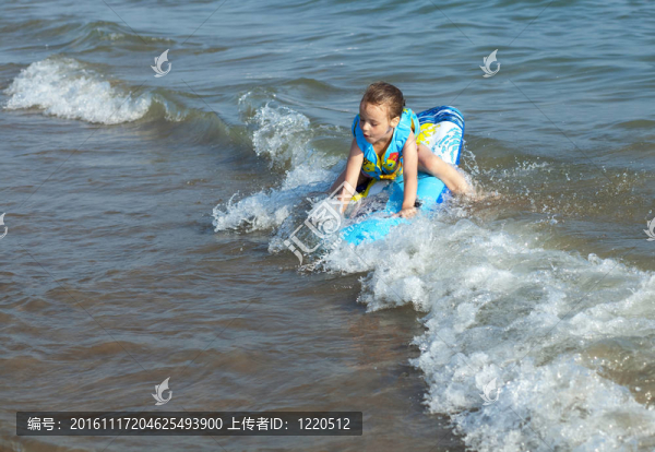 孩子騎著大海的波浪。