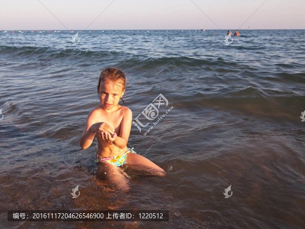 海水中的孩子。