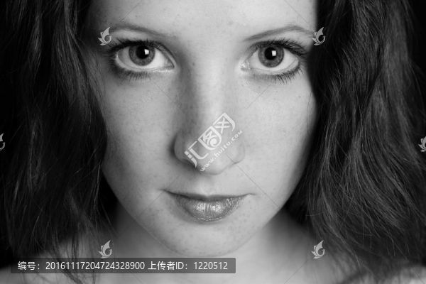 有雀斑的年輕漂亮女孩