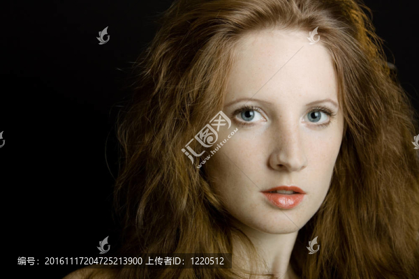 年輕漂亮的女孩有雀斑