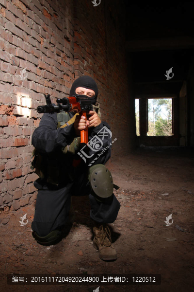 士兵用槍瞄準黑面具