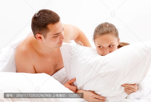 床上的年輕夫婦