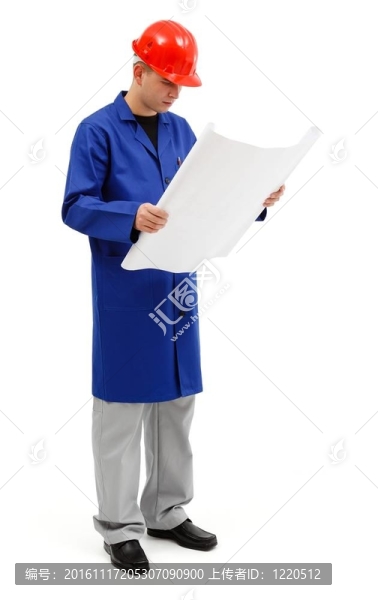 查看項目計劃的年輕工程師