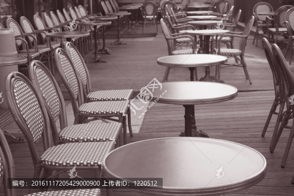 咖啡館在黑與白的褐色色調(diào)；巴黎；法國(guó)