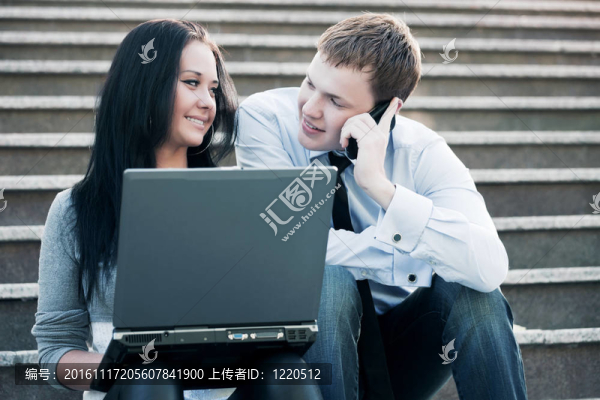 帶筆記本電腦的年輕夫婦