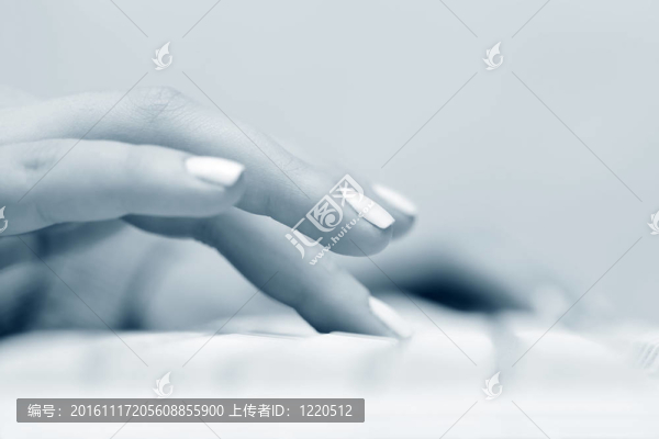 女性在電腦上工作