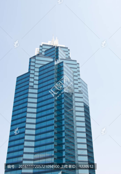 黑暗和淺藍(lán)色玻璃辦公大樓上升到天空