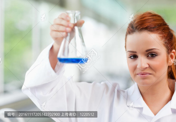 科學(xué)的學(xué)生拿著一erlenmeyr瓶