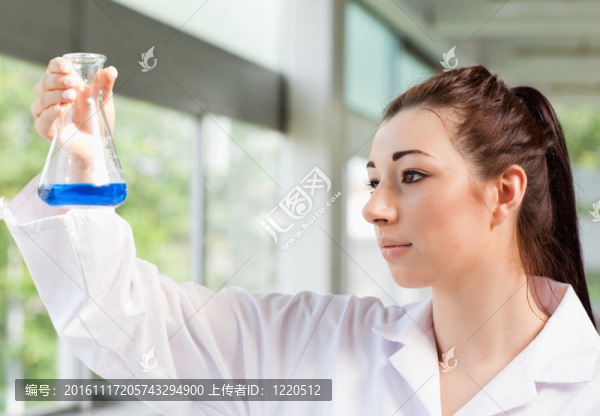 可愛(ài)的理科學(xué)生看藍(lán)色液體