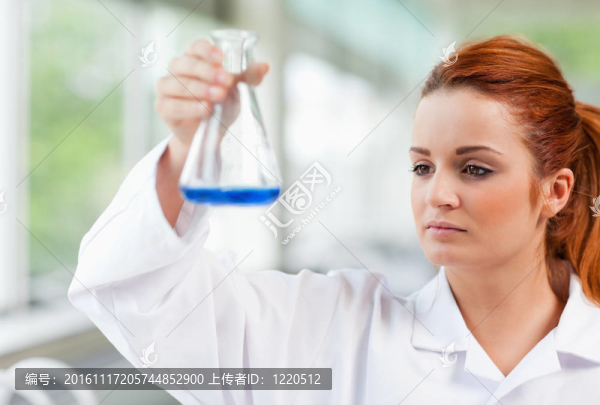 理科學生看藍色液體