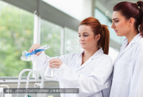 理科學(xué)生在一個錐形瓶液體灌裝
