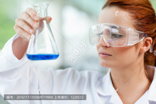 理科學(xué)生看液體