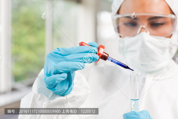 受保護的科學(xué)家在試管中滴下液體