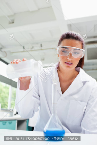 一位女科學(xué)學(xué)生灌液的畫像