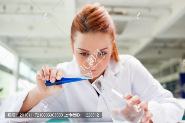 美麗認(rèn)真的科學(xué)家灌注液