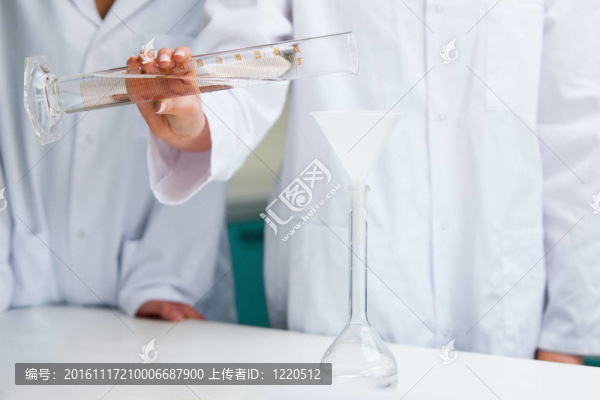 女性手澆注液