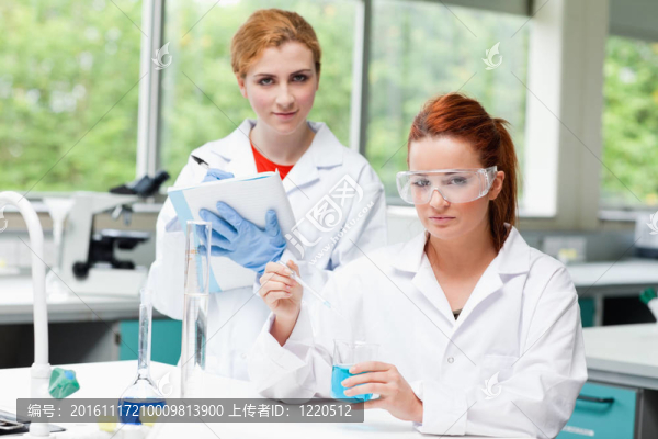 可愛的理科學生做實驗