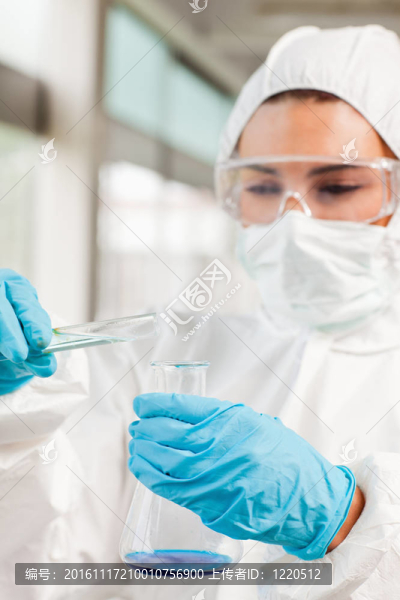 保護科學家灌注液體的肖像