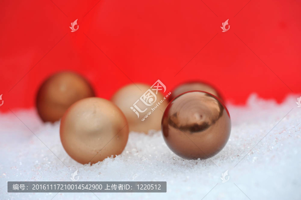 雪中的金色圣誕球