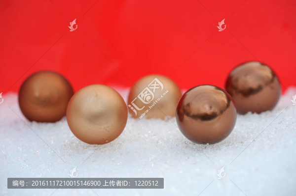 雪中的金色圣誕球