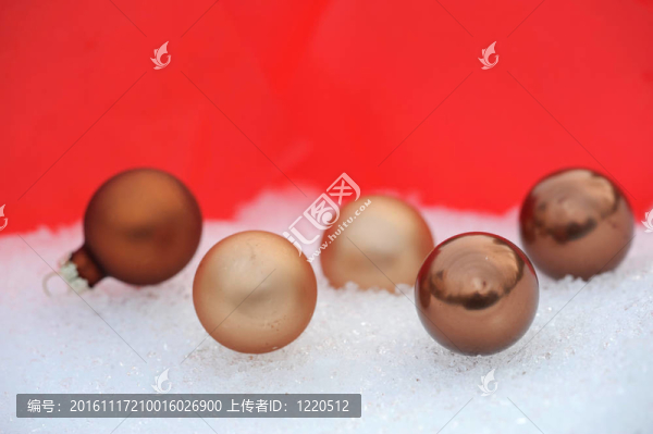 雪中的金色圣誕球