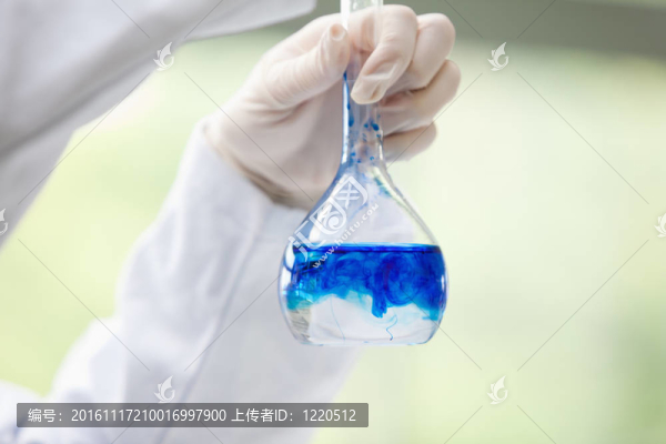 靠近一瓶