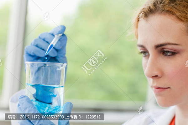 可愛的科學家滴液的燒杯中