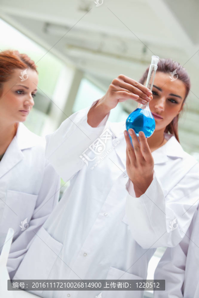 描繪瓶的科學家的畫像