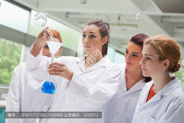 可愛的科學(xué)學(xué)生在瓶中倒液體
