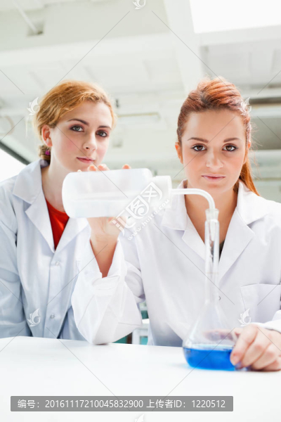 可愛科學家做實驗的肖像