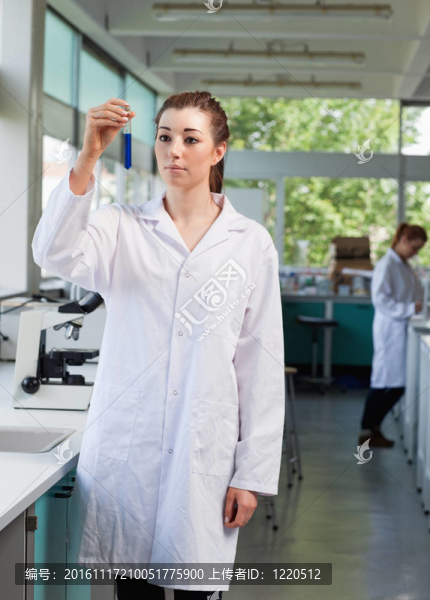 一個美麗的科學(xué)家看著試管的肖像