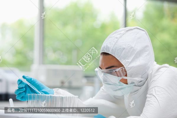 受保護的女科學家在試管中滴液
