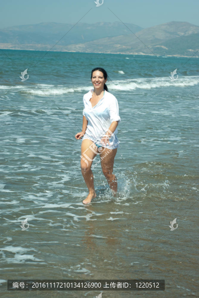 水中運動的女人